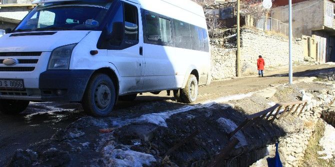 Hakkari’de Tahrip Olan Köprü Tehlike Saçıyor