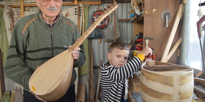 Dede-torun Hem Saz Yapıyor, Hem De Çalıyor