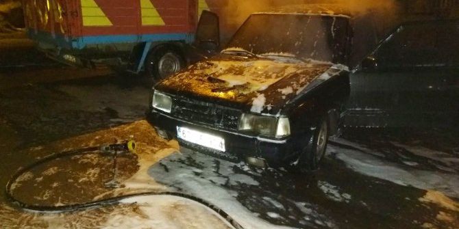 Alev Alan Otomobilden Kendisini Güçlükle Dışarı Attı