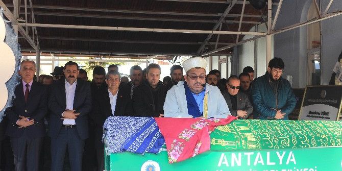 Antalyalı Gazeteci Gözyaşları Arasında Toprağa Verildi