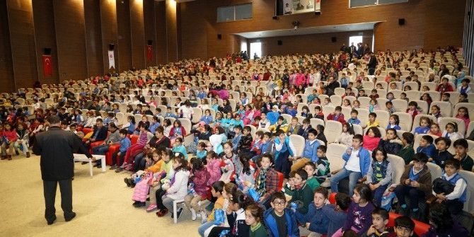 Miniklerden Tiyatro Gösterisine Yoğun İlgi