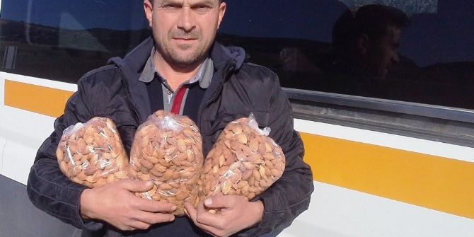 Selendili Muhtardan Dolarını Bozdurana Badem Hediyesi