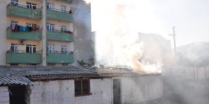 Milas’ta Boş Depoda Yangın Çıktı