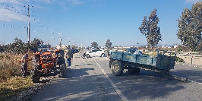 Otomobil Traktör Römorkuna Çarptı: 4 Yaralı