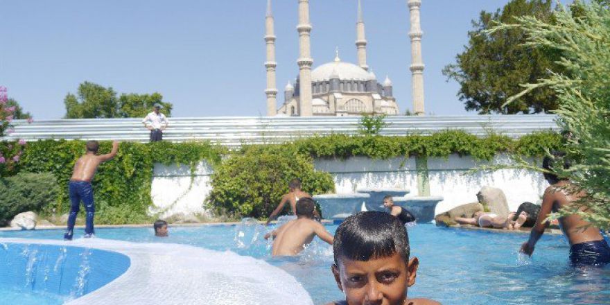 Çocuklar Serinlemek İçin Süs Havuzlarında!