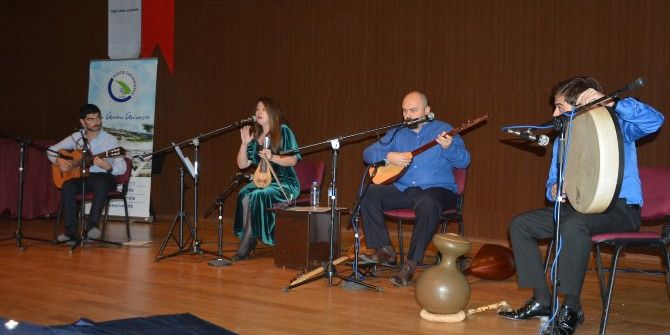 Düzce Üniversitesinde Zeybekler Konseri Düzenlendi