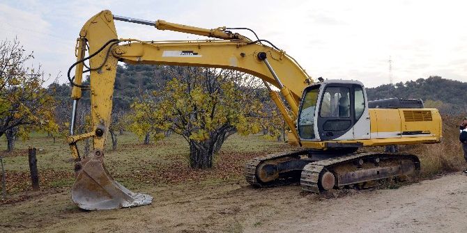 3’ü Kamu Görevlisi 15 Kişi Kepçeyle Kaçak Kazı Yaparken Yakalandı