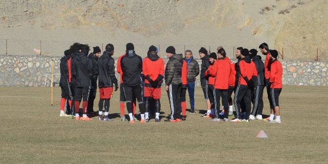 Futbolcular Hocalarının Sözleriyle Adeta Buz Kesti