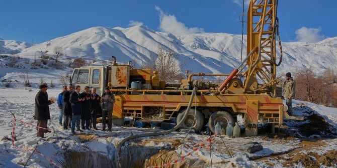 Hakkari Belediyesi Kar Altında Sondaj Çalışmalarına Başladı