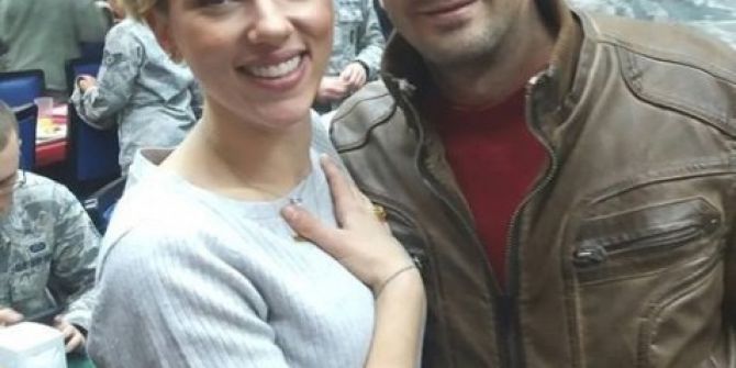 Adanalı Genç İncirlik’te Scarlett Johansson’la Fotoğraf Çektirdi