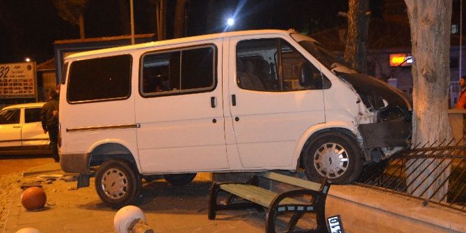 Önce Otomobile Sonra Ağaca Çarptı