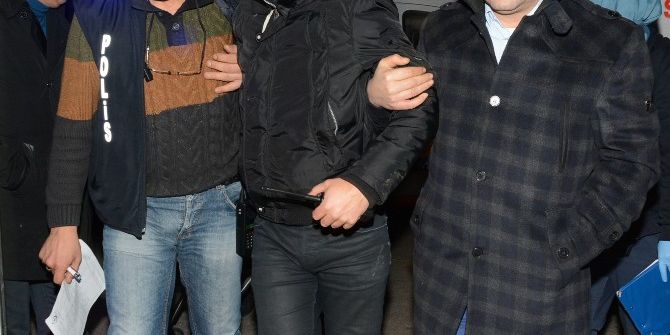 Önce Polis Otosuna, Sonra Da Komisere Çarparak Kaçtı