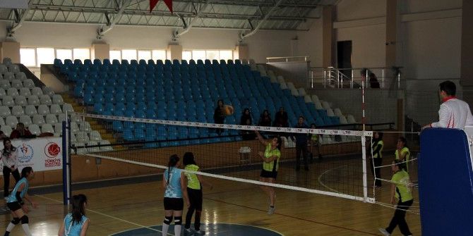 Gençler Kız Voleybol Müsabakaları Başladı