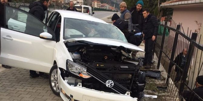 Otomobil İle Traktör Çarpıştı: 1 Ölü, 3 Yaralı