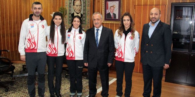 Curling Kadın A Milli Takımı Oyuncuları, Rektör Çomaklı’yı Ziyaret Etti