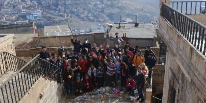 Suriyeli Miniklere Otostopla Oyuncak Götürdüler