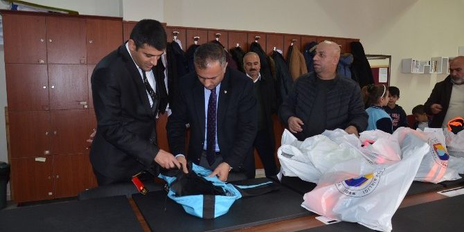 Yütso’dan Öğrencilere Kışlık Kaban Yardımı