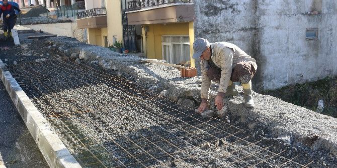 Yol Ve Tretuvar Çalışmaları Devam Ediyor