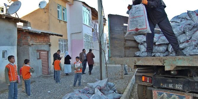 Genç’te Kömür Dağıtımı Devam Ediyor