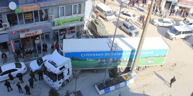 Caddede Tır Sıkıştı