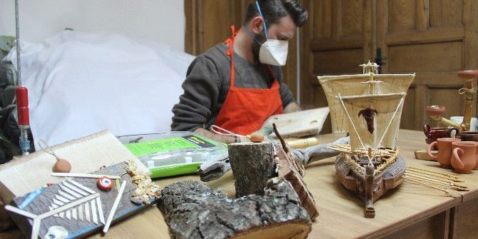 Kampta Topladığı Kuru Dal Ve Ağaç Köklerine Hayat Veriyor