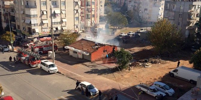Antalya’da Hurda Dolu Depoda Korkutan Yangın