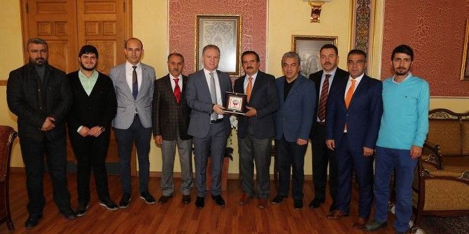 Tsyd Sivas İl Temsilciliği’nden Vali Gül’e Plaket