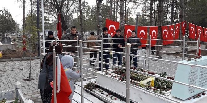 Gönülleri Fethet’den Şehit Ömer Halisdemir’in Kabrine Ziyareti