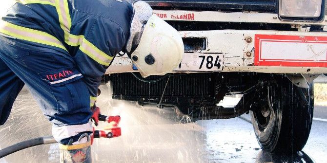 Seyir Halindeki Kamyon Alev Aldı