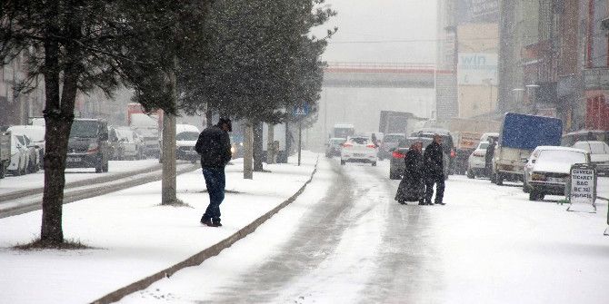 Karabük’te Kar Sürücülere Zor Anlar Yaşattı