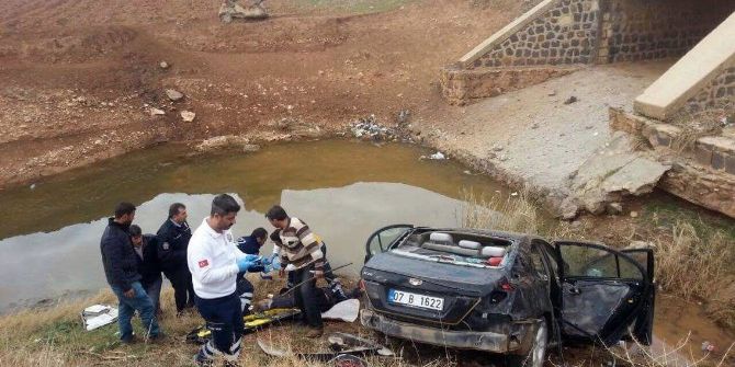 Köprüden Düşen Otomobilin Sürücüsü Yaralandı