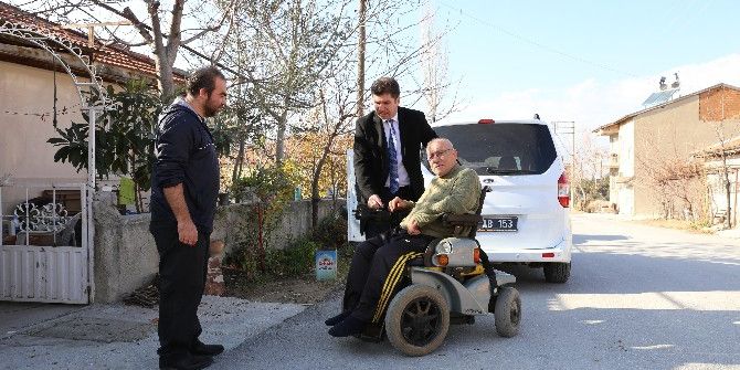 Engelli Vatandaşlara, Akülü Sandalye Hediye Etti