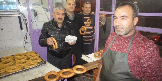 Öğrenciler Simidi Zamsız Yiyecek