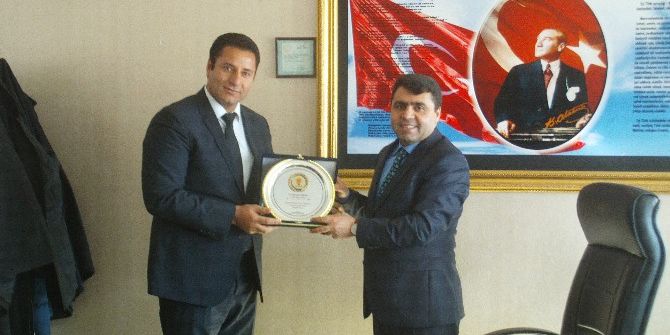 Başkan Yıldırımçakar’dan Müdür Kırekin’e Plaket