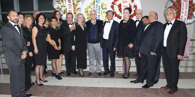 Sanat Güneşi Zeki Müren, Doğum Gününde Şarkılarıyla Anıldı