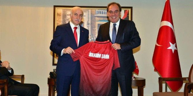 Demirören’den Vali Şahin’e Forma Hediyesi