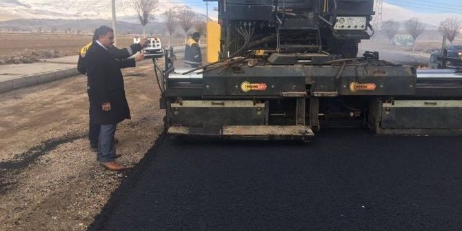 Develi’de Soğuk Havaya Rağmen Asfaltlama Çalışmaları Devam Ediyor