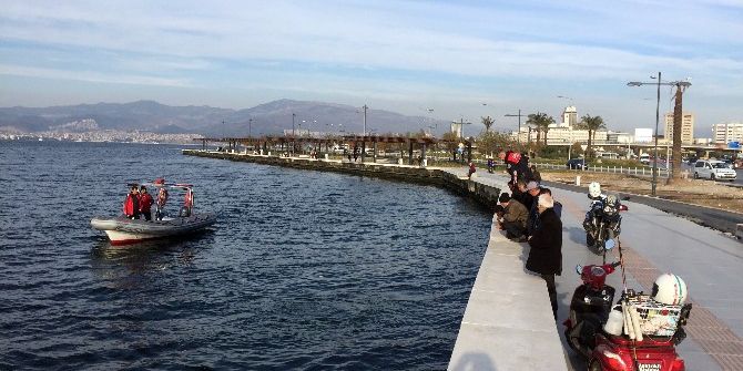 İzmir’de Balıkçılar Denizde Tabanca Buldu