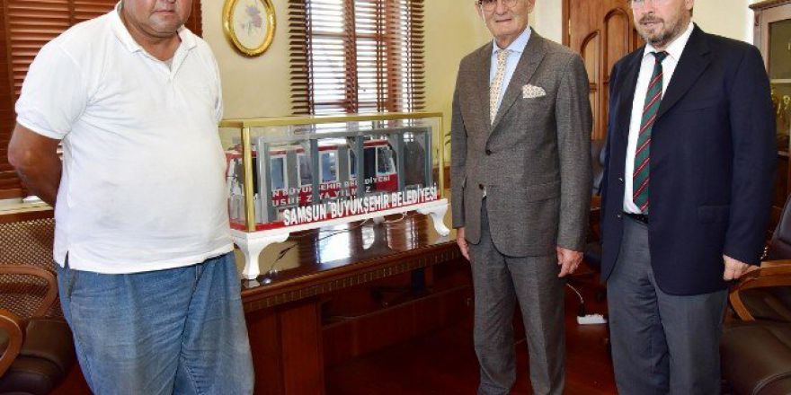 Demirci Ustasından Başkan Yılmaz’a Hediye Tren Maketi