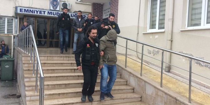 Bursa’da Evinde Ölü Bulunan Gence Uyuşturucu Sattığı İddia Edilen 6 Kişi Gözaltına Alındı