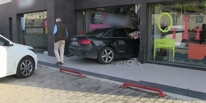 Fren Yerine Gaza Basınca Dükkana Daldı