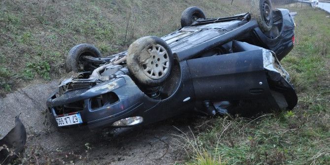 Otomobil Kaygan Zeminde Takla Attı: 2 Yaralı