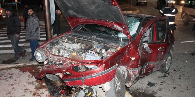 Minibüs İle Otomobil Çarpıştı: 2 Yaralı