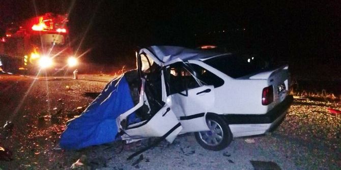 Otomobiller Çarpıştı: 3 Ölü
