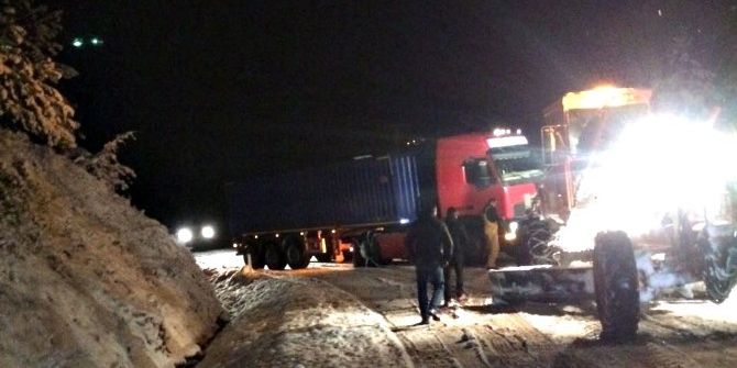 Kayan Tır, Yolu Ulaşıma Kapattı