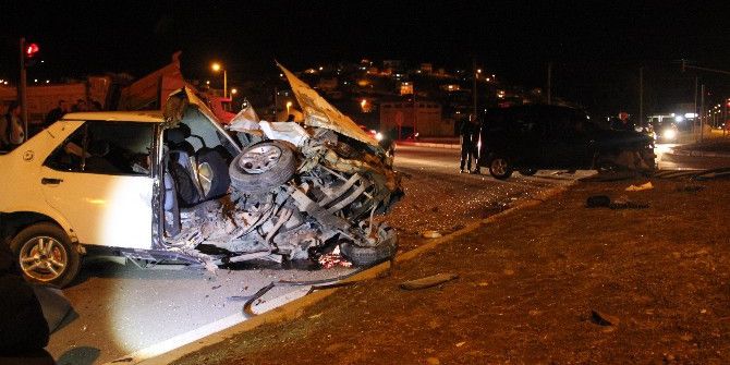 Kaza Sonrası Otomobil Paramparça Oldu: 3’ü Ağır 4 Yaralı