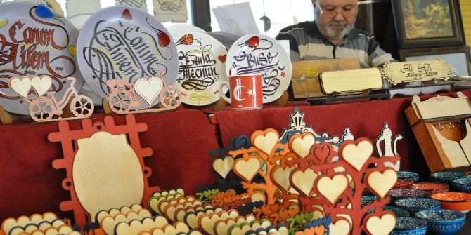 Kaligrafi Sanatını Kütahya’nın Sembolü Çini Tabaklar Üzerinde Sergiliyor