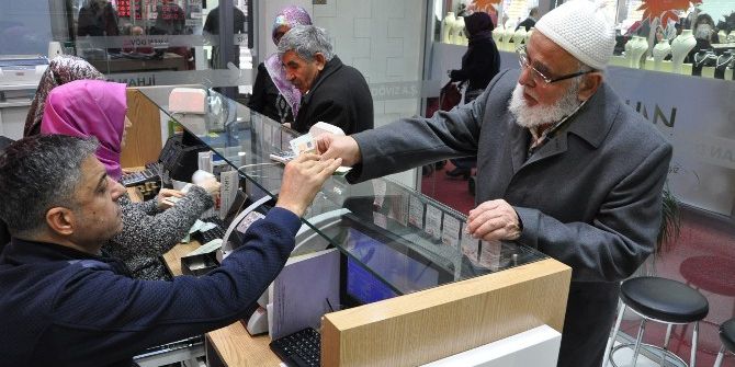 Kocaeli’de Vatandaşlar Dövizcilere Akın Etti