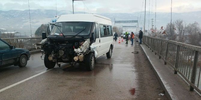 Minibüs Köprüde Kaza Yaptı: 1 Yaralı