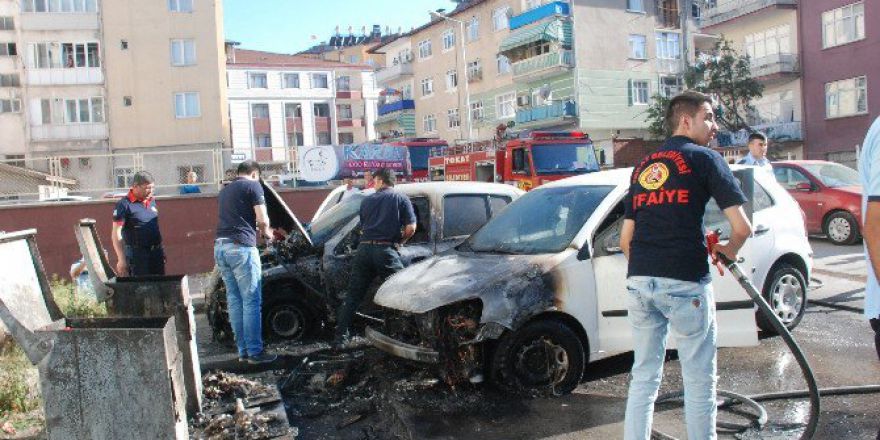 3 Otomobil Yanarak Kullanılmaz Hale Geldi